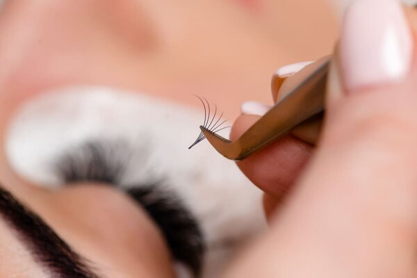 How to correct common mistakes when applying eyelash extensions