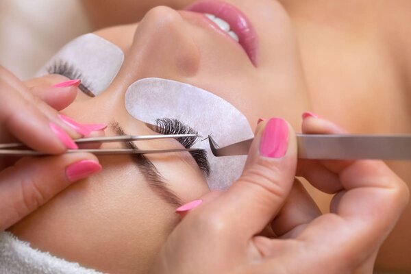 Eyelash extensions for mature eyes: tips and application techniques