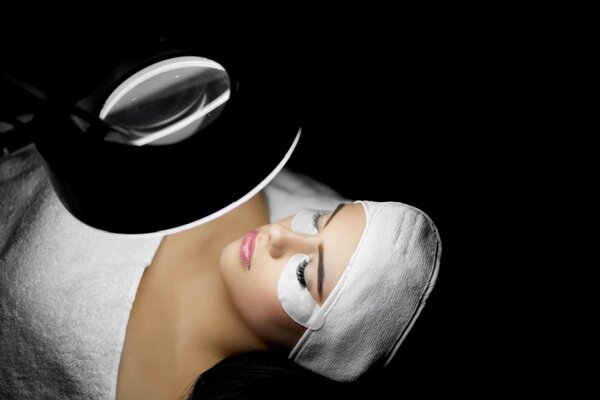 Mounting your cosmetic lamp correctly: tips for lash artists