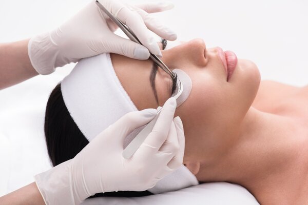 The importance of hygiene when applying eyelash extensions: tips for professionals