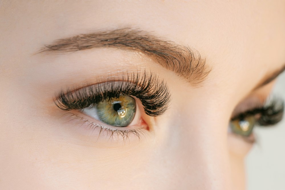 What you should know about lash extension glue: 5 things