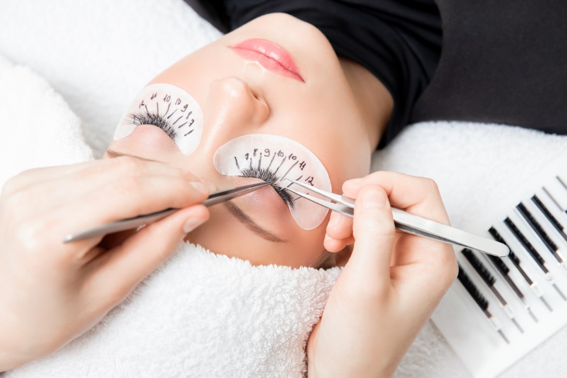 Correct application of lash extensions