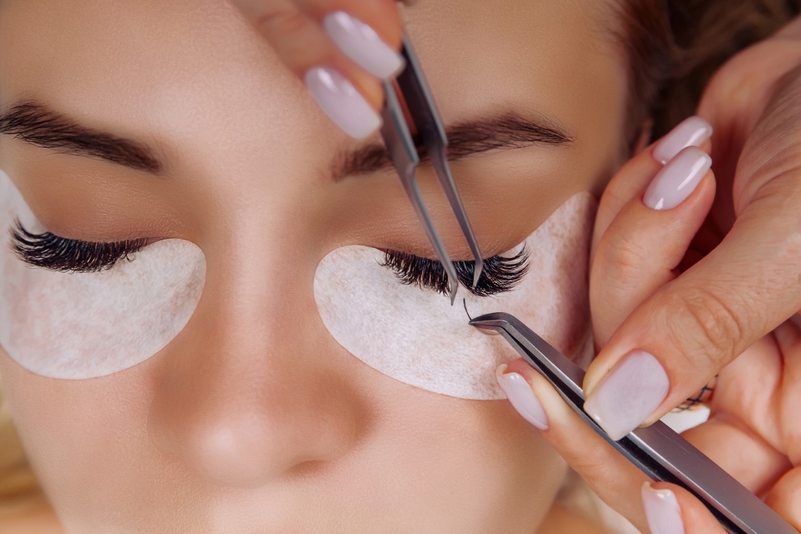How long does it take to apply hair by hair lashes