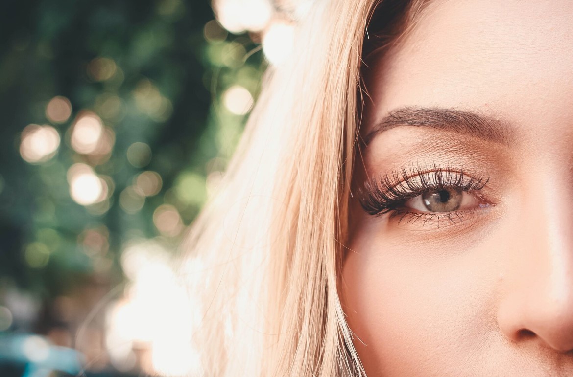 Cleaning the lash extensions: why do it and which products to use