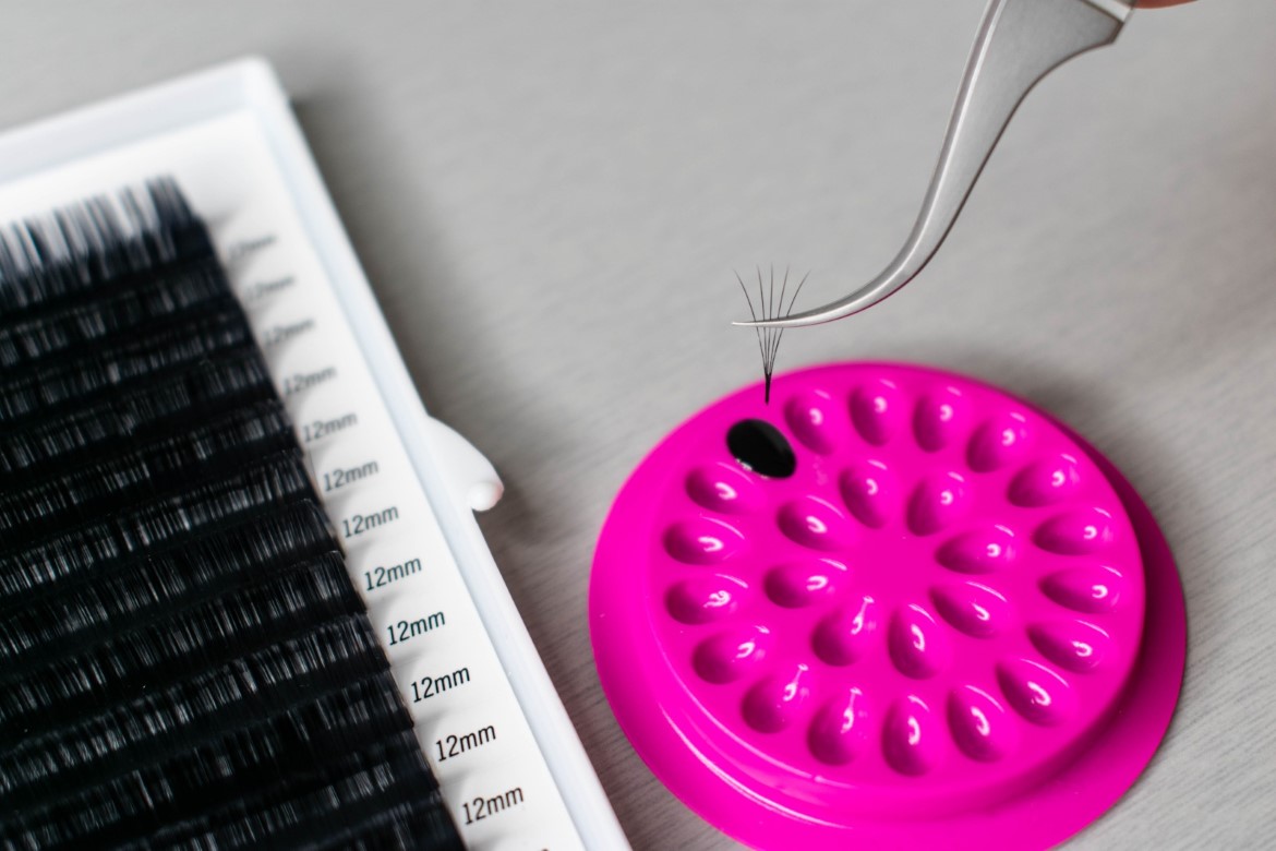 Which lash glue should you use depending on the season?