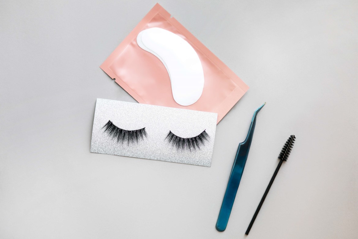 The dangers of false eyelashes: how can they affect your eye health?