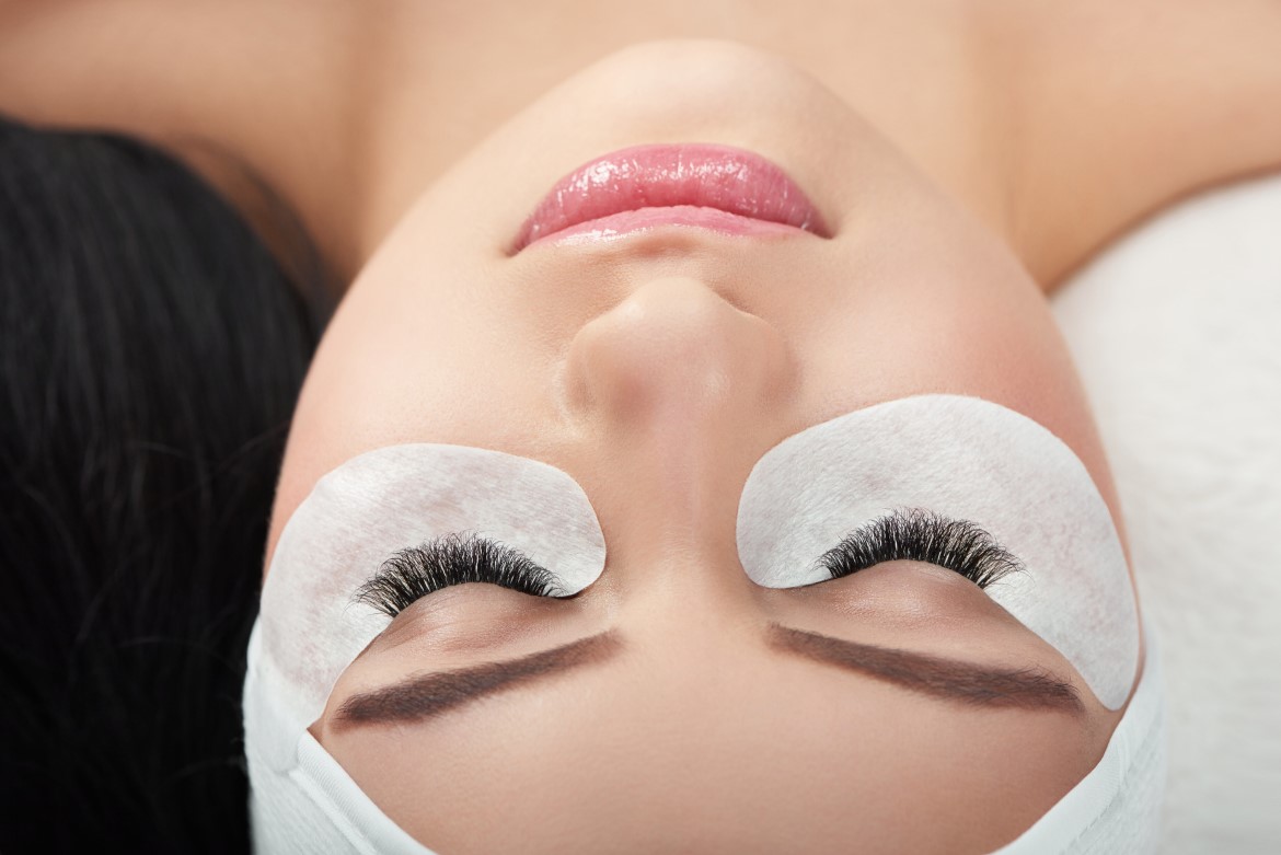 Advanced techniques for applying eyelash extensions in specialised salons