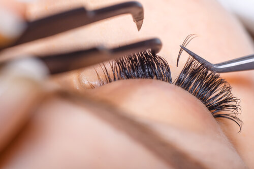 Eyelash extensions prices: how much do they cost and what influences the price?