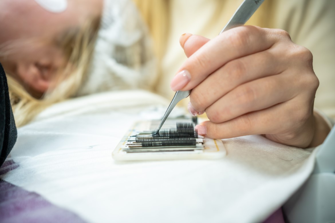 How do we store the lash extension glue: Rules and useful tips
