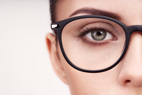 Styling eyelash extensions for clients wearing glasses: techniques and tips