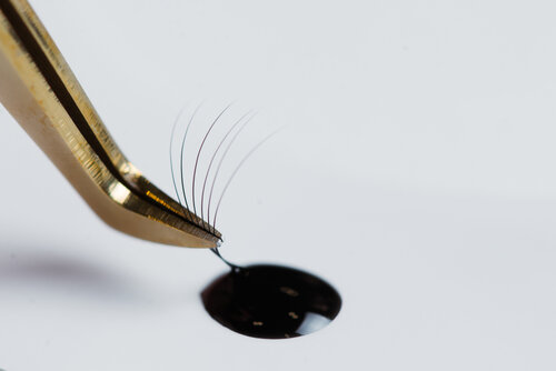 Top 5 best adhesives for eyelash extensions