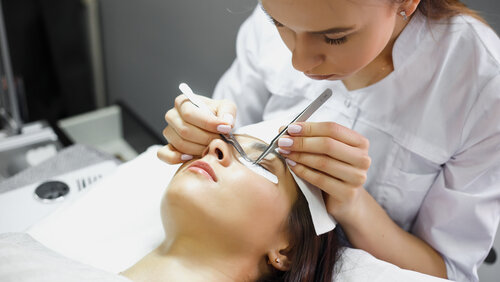 How to train your salon staff to offer premium eyelash extension services?
