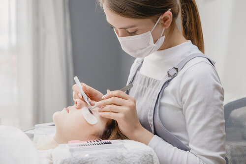 Strategic partnerships and collaborations to increase the visibility of your salon's eyelash extension services
