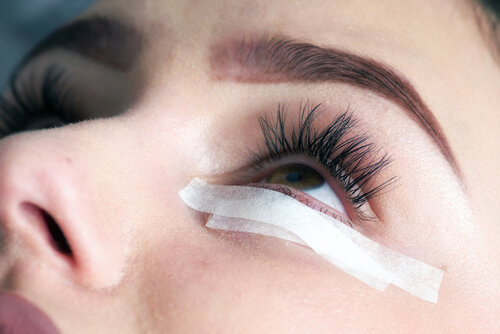 How to use medical tape correctly for eyelash extensions?