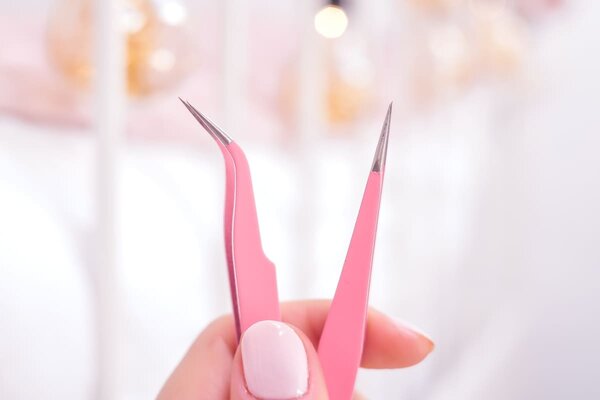 How to choose the perfect tweezers for the Russian volume technique